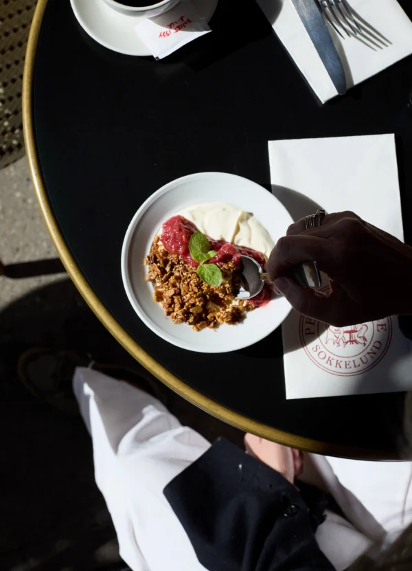 Silkeblød Yoghurt fra Søtoftes Gårdmejeri, hjemmelavet granola og sød-syrlig rabarberkompot, smagen af sommer 🌞 #sokkelund #frederiksberghave #rababer #cphbrunch