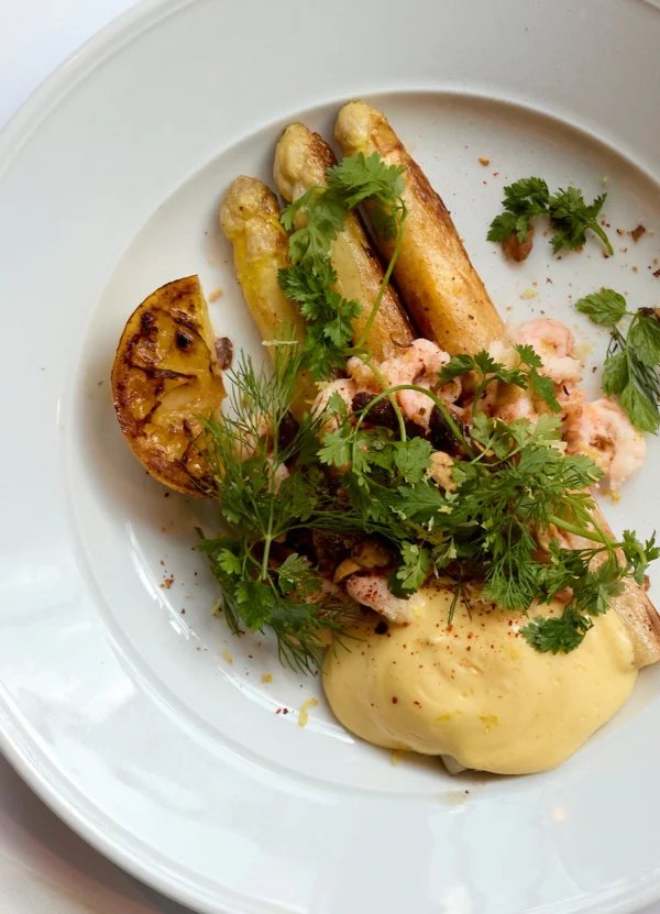 Så er der asparges. I år har vi lavet et sæsonkort med flere forskellige asparges serveringer, de smager alle fantastisk. #sokkelund #frederiksberg #asparges #alldaydining